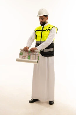 مهندس سعودي مع مخطط هندسي خلفية بيضاء