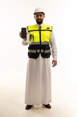 مهندس سعودي يحمل هاتف ذكي بخلفية بيضاء