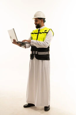 مهندس سعودي يستخدم لابتوب على خلفية بيضاء