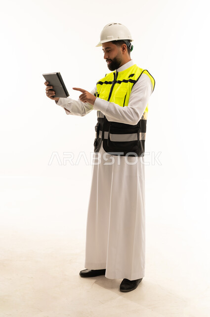مهندس سعودي يستخدم جهاز لوحي بمعدات السلامة