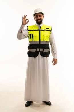 مهندس سعودي يرتدي سترة السلامة وخوذة الأمان