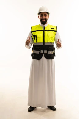 مهندس سعودي بسترة السلامة وعلامة الإبهام