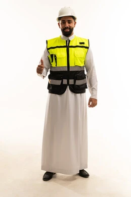 مهندس سعودي بمعدات السلامة يشير بالإبهام