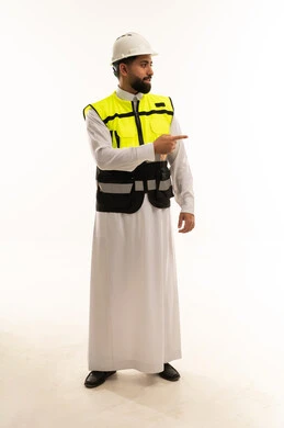 مهندس سعودي يرتدي سترة السلامة يشير في الاستوديو