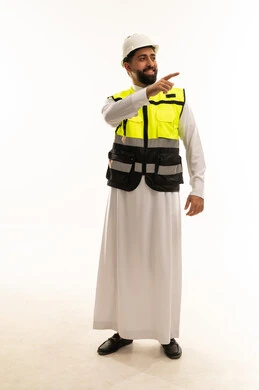 مهندس سعودي بزي السلامة يشير على خلفية بيضاء