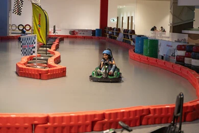 فتاة صغيرة تقود سيارة كارتينج في مضمار سباق فتاة صغيرة تقود سيارة كارتينج في مضمار سباق