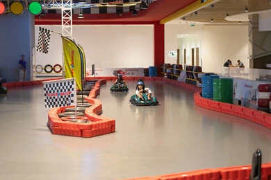 أطفال سعوديون يقودون سيارات الكارتينج في مضمار داخلي