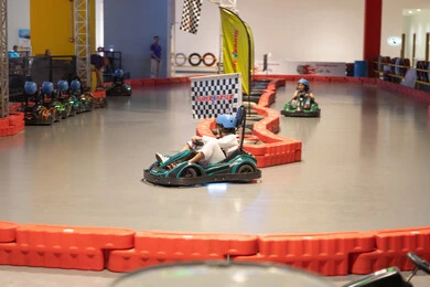 طفل سعودي يقود سيارة كارتينج في مضمار داخلي