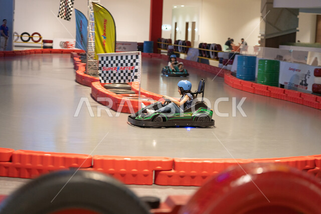 فتيات يقدن سيارات الكارتينج في مضمار سباق داخلي