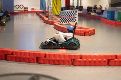 طفل سعودي يقود سيارة كارتينج في حلبة سباق