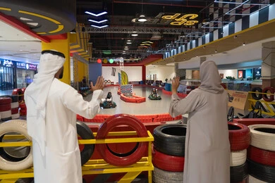 زوج إماراتي في حلبة سباق كارتينج داخلية