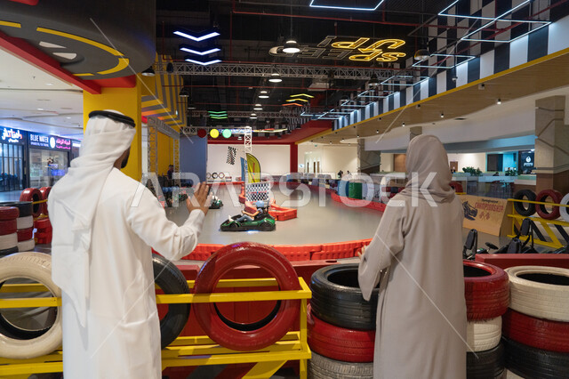 زوجين إماراتيين في مضمار سباق كارتينج داخلي
