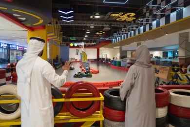 زوجين إماراتيين في مضمار سباق كارتينج داخلي