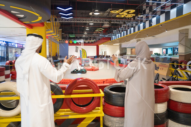 رجل وامرأة إماراتيان في حلبة سباق كارتينج