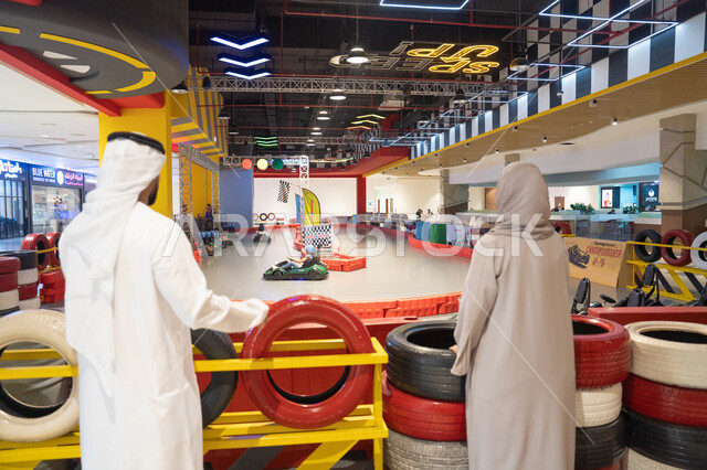 زوجان إماراتيان يشاهدان سباق الكارتينج في مركز ترفيهي