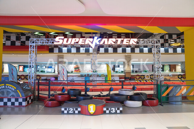 مدخل مضمار سباق كارتينج في مركز تسوق