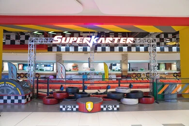 مدخل مضمار سباق كارتينج في مركز تسوق