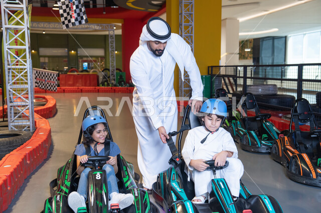 أب إماراتي مع أطفاله في مضمار سباق الكارتينج