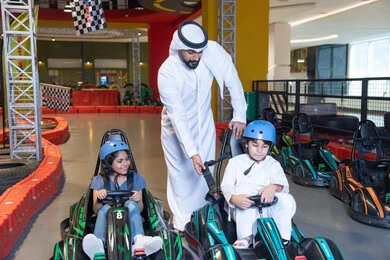 أب إماراتي مع أطفاله في مضمار سباق الكارتينج