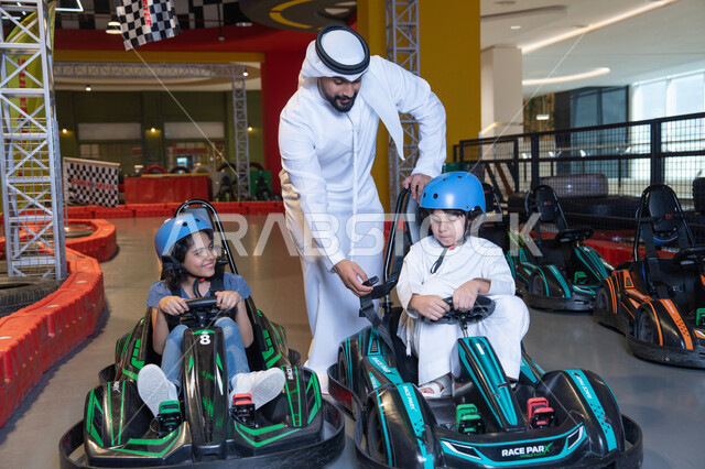 أب إماراتي مع أطفاله في حلبة سباق الكارتينج