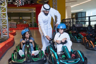 أب إماراتي مع أطفاله في حلبة سباق الكارتينج
