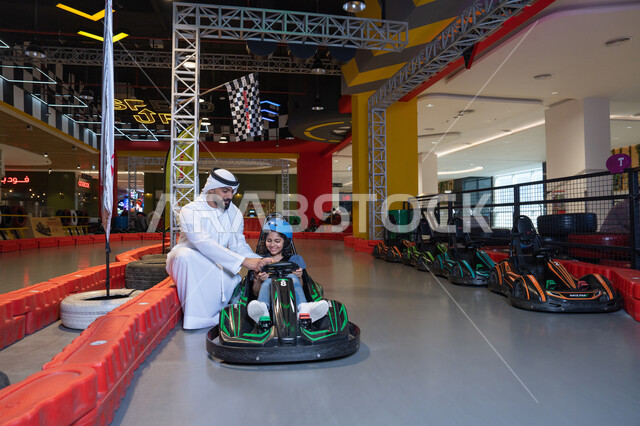 أب إماراتي وابنته في مضمار سباق الكارتينج