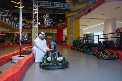 أب إماراتي وابنته في مضمار سباق الكارتينج
