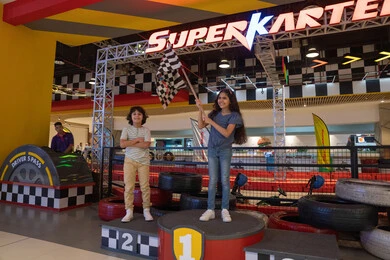 أطفال عرب على منصة تتويج سباق الكارتينج