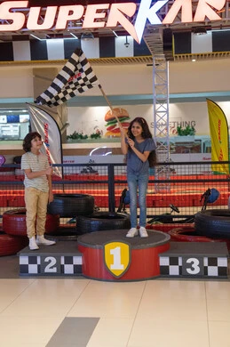 أطفال عرب على منصة التتويج في حلبة كارتينج