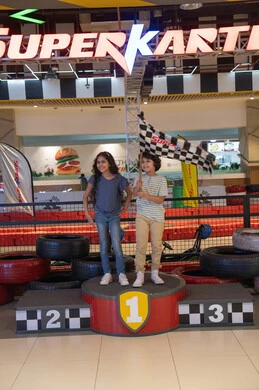 أطفال سعوديون على منصة التتويج في حلبة سباق