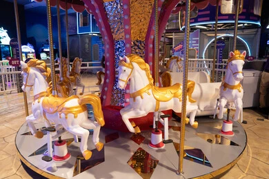 لعبة مراجيح الخيول في مدينة ملاهي داخلية