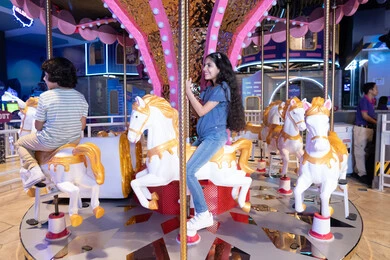 أطفال سعوديون في مدينة الملاهي المغلقة