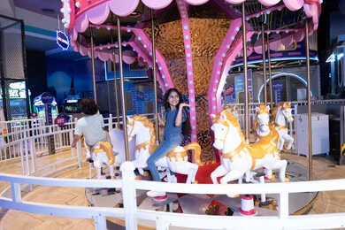 أطفال عرب يركبون الأحصنة الدوارة في مدينة ملاهي أطفال عرب يركبون الأحصنة الدوارة في مدينة ملاهي