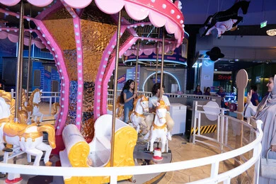 عائلة سعودية في مدينة ملاهي داخلية عند دوارة الخيل