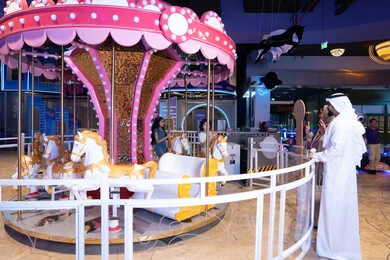 رجل إماراتي مع عائلته في ملاهي مغلقة بجوار الدوامة