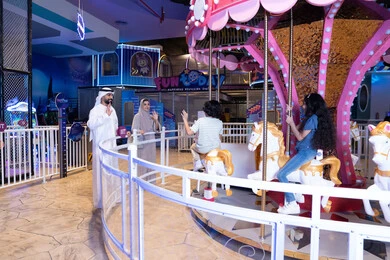 عائلة إماراتية في مدينة ملاهي مغلقة عند دوارة الخيل