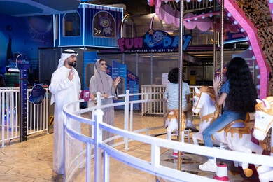 عائلة إماراتية في منطقة ألعاب ودوامة خشبية داخلية