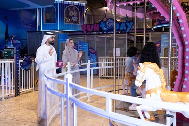 زوجان إماراتيان في مدينة ملاهي مغلقة