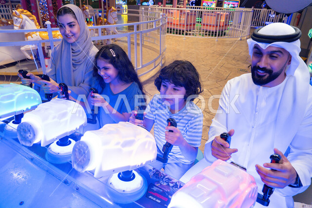 عائلة إماراتية تلعب ألعاب الفيديو في مركز ترفيهي