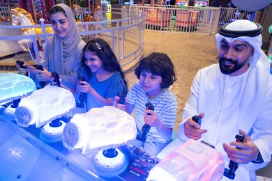عائلة إماراتية تلعب ألعاب الفيديو في مركز ترفيهي