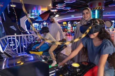 عائلة عربية تستخدم الواقع الافتراضي في مركز ألعاب