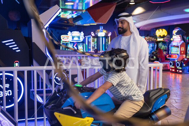 رجل وطفل إماراتي مع محاكي واقع افتراضي