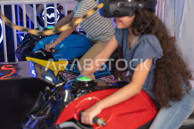 أطفال يستخدمون محاكي دراجات الواقع الافتراضي