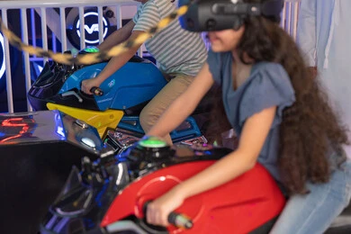 أطفال يستخدمون محاكي دراجات الواقع الافتراضي