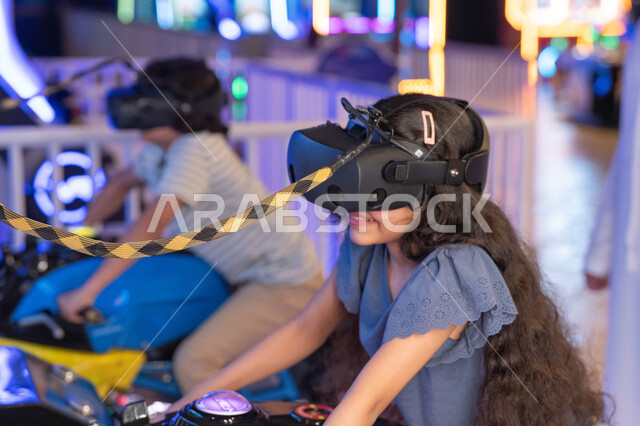 أطفال سعوديون يلعبون ألعاب الواقع الافتراضي في الأركيد