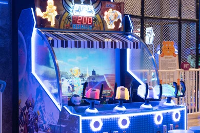 ماكينة ألعاب إلكترونية بإضاءة نيون ليد