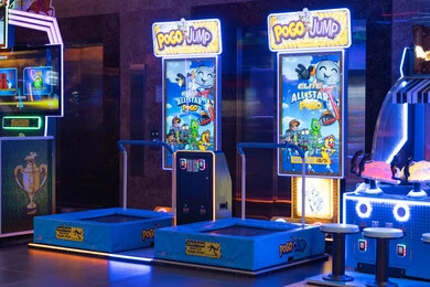 أجهزة ألعاب بوجو جامب في مركز ترفيهي داخلي