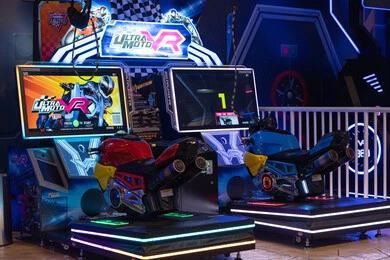 أجهزة محاكاة سباق الدراجات النارية في مركز ألعاب