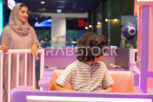 أم سعودية مع ابنها في ملاهي ترفيهية مغلقة