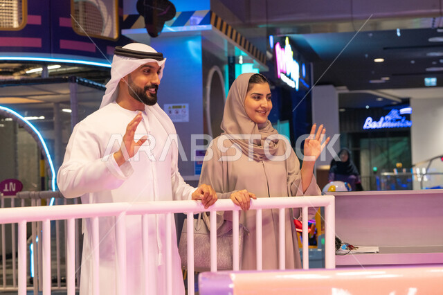 رجل وامرأة إماراتيان في مركز ترفيهي داخلي